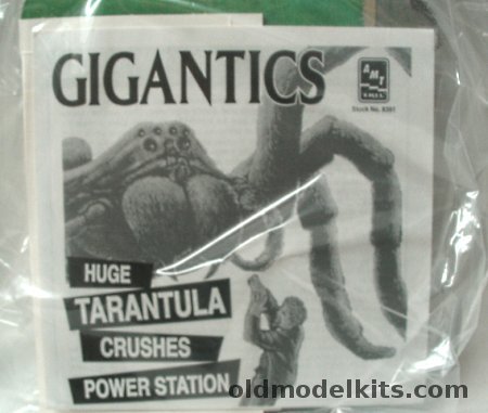 AMT Gigantics-Huge Tarantula Crushes Power Station Bagged, 8391 plastic model kit